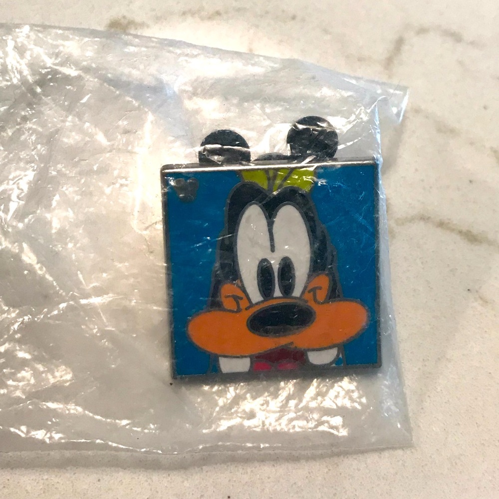 Disney Goofy Pin